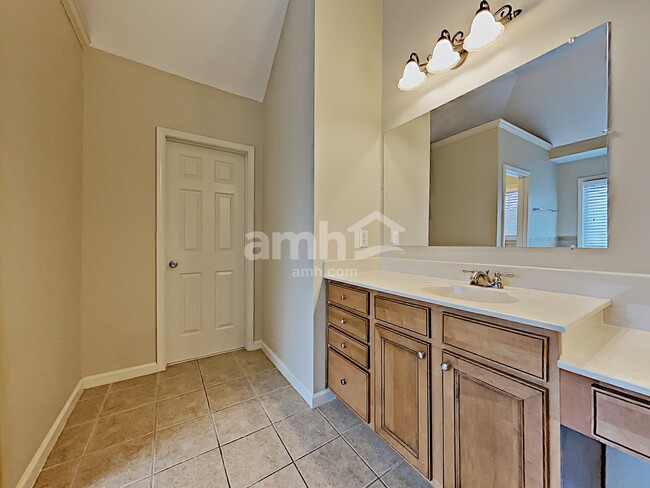 Building Photo - 714 Golden Farm Way