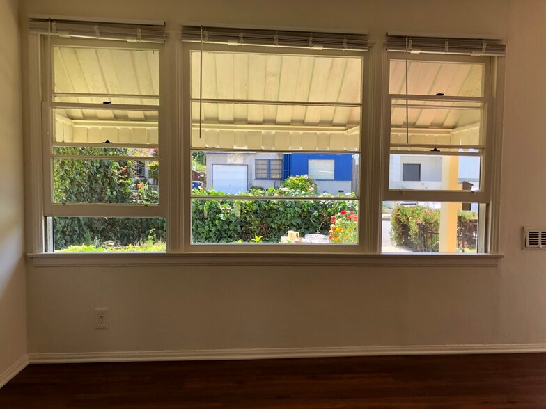 Building Photo - 647 Brooks Ave