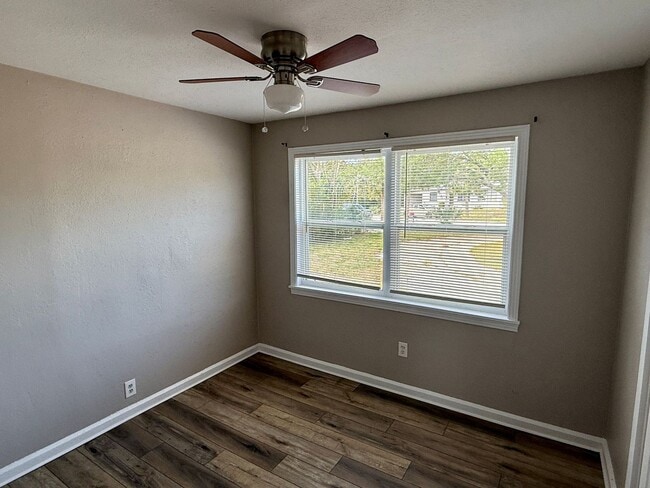 Building Photo - Beautiful 3/1 in Clearwater Available Now!