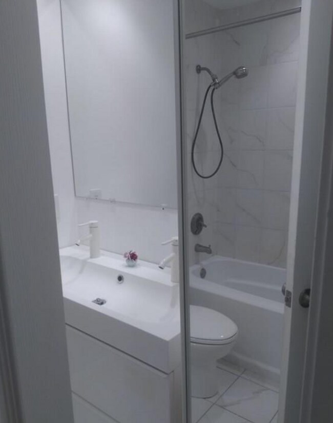 Building Photo - 10 Weston Ave