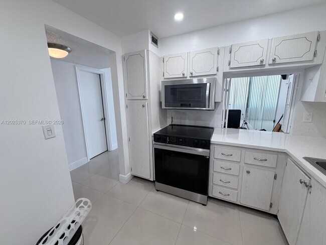 Building Photo - 1825 S Ocean Dr