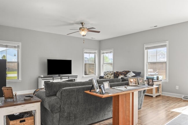 Building Photo - 401 Hope Ct