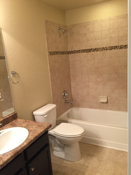upstairs guest bath has dual vanity - 7766 Wagonwood Place