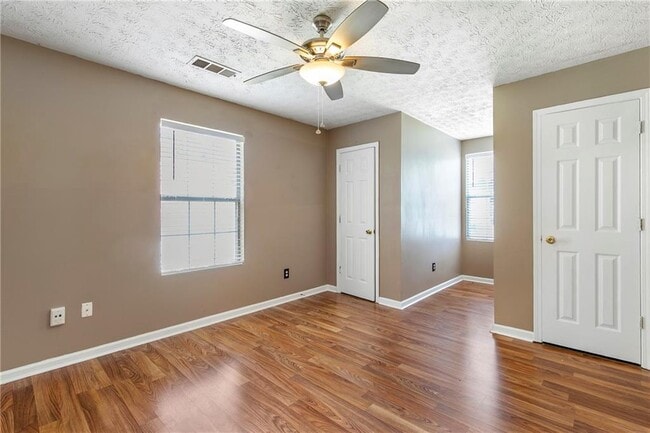 Building Photo - 314 Country Club Dr