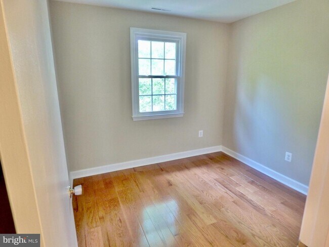 Building Photo - 416 Center St S