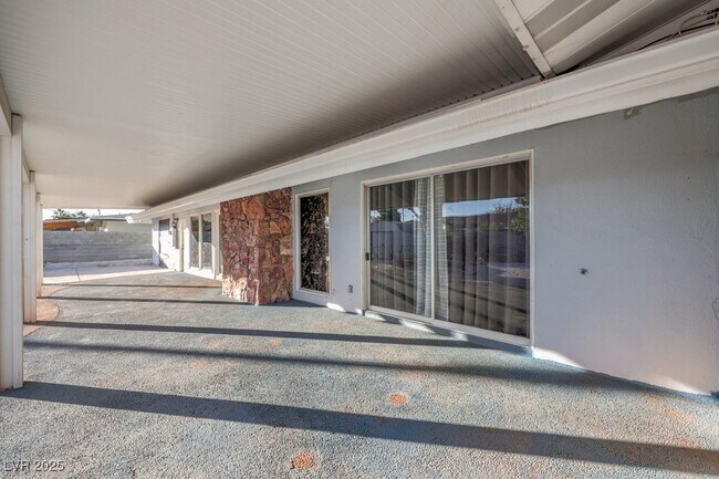 Building Photo - 3701 Pyramid Dr