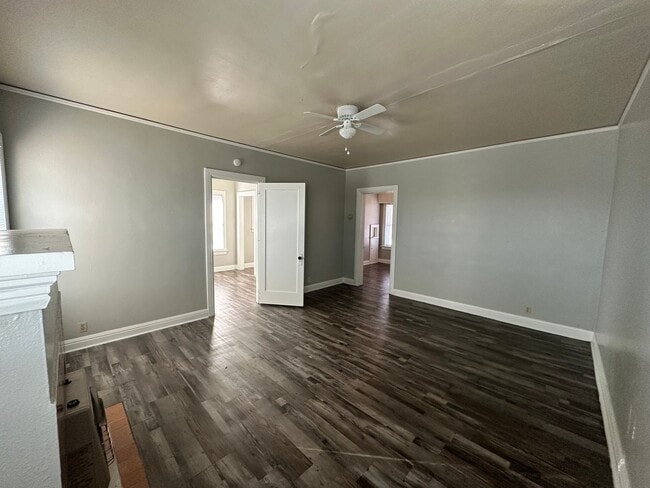 Building Photo - 216 W Oak Ave