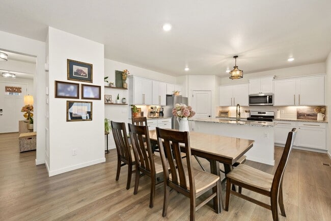 Building Photo - Upgraded 5-Bedroom Home in Immaculate Condition