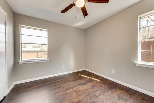 Building Photo - 4221 Fernwood Dr