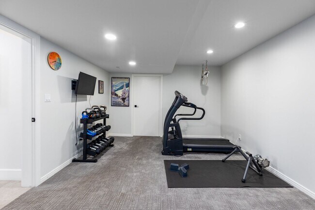 Building Photo - Stunning 5-Bedroom Modern Home with Panora...