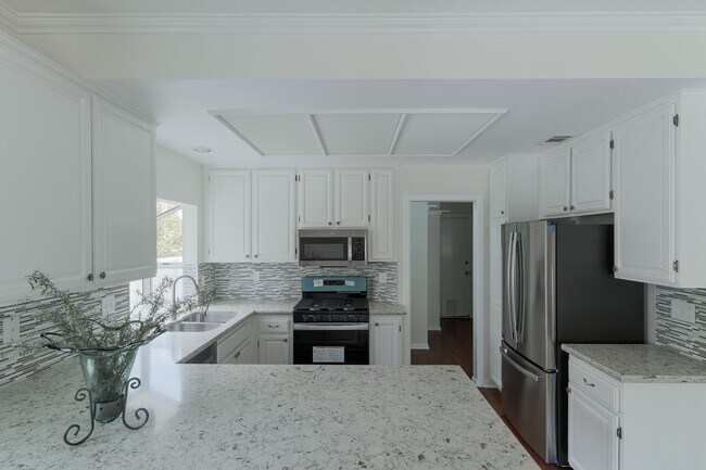 Building Photo - 3 Bedroom 2.5 Bathroom | Spacious Corner Lot Home | Ventura Brock Hills| Ventura