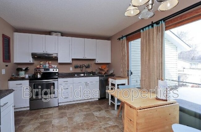 Building Photo - 525 Pleasure Creek Dr