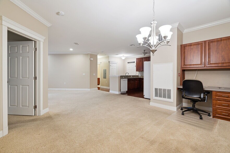 Building Photo - 300 W Elm St