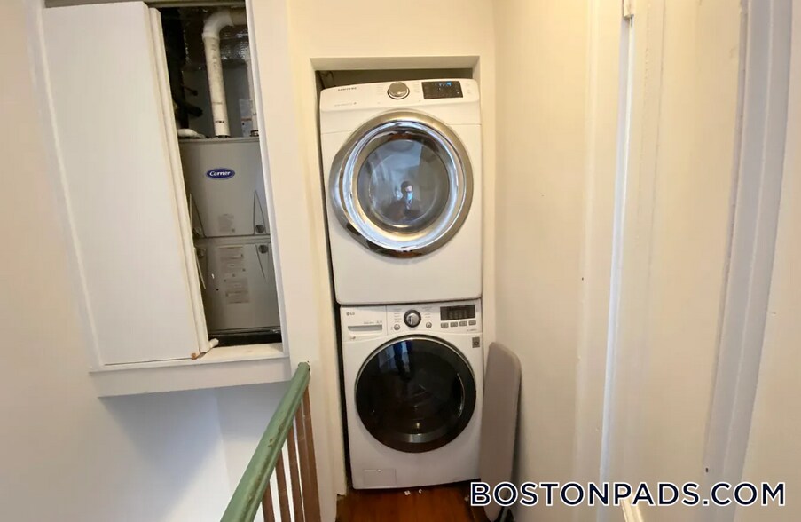 Building Photo - 108 Buttonwood St