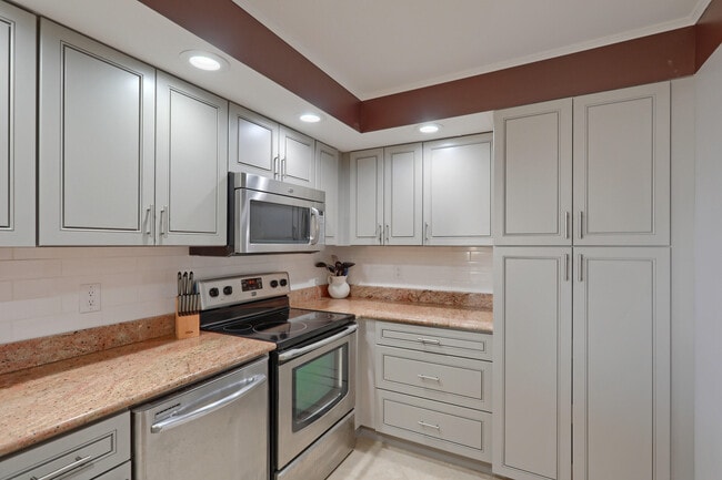 Building Photo - 2800 N Ocean Dr