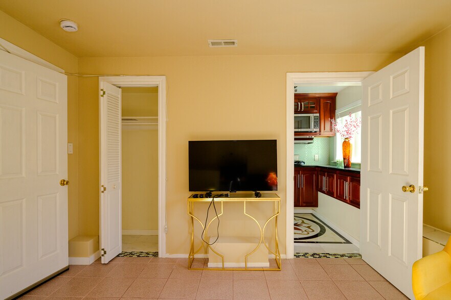 Building Photo - 2733 Ortega St