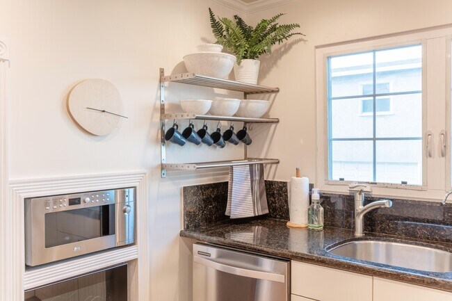 Building Photo - 204 30th St