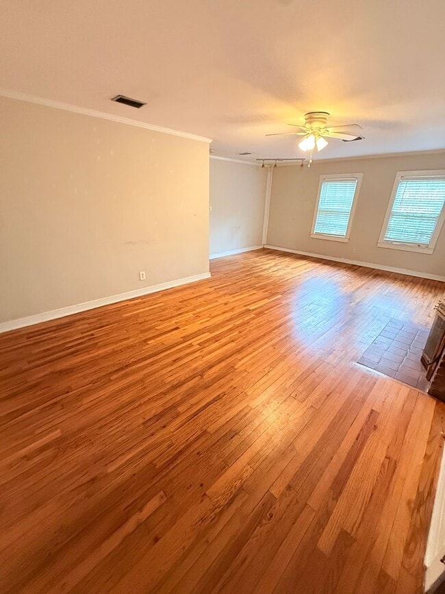 Building Photo - 3 Bed 1 Bath House Downtown, AVAILABLE NOW!