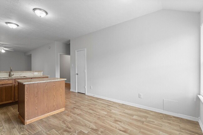 Building Photo - 5041 Willow Point Dr