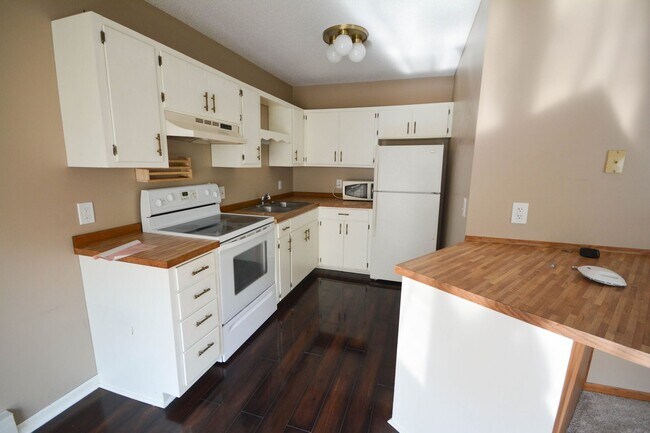 Building Photo - Great pet friendly townhome with private p...