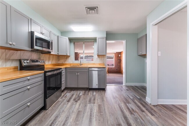 Building Photo - 2112 S Van Patten Pl