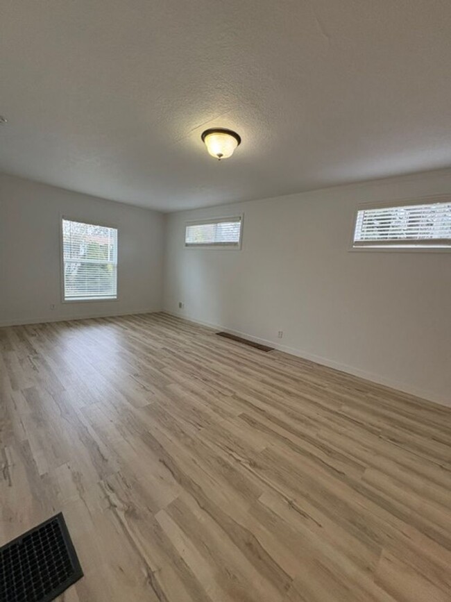 Building Photo - Beautifully Remodelend Home - Minutes from...