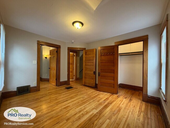 Building Photo - Charming 3 Bedroom Home
