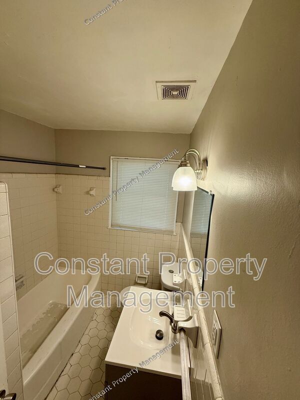 Building Photo - 1533 Engle Dr
