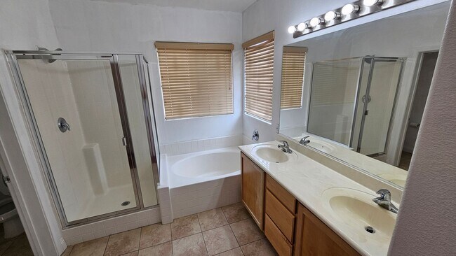 Building Photo - GORGEOUS HOME NEAR BLUE DIAMOND & DECATUR!!!!