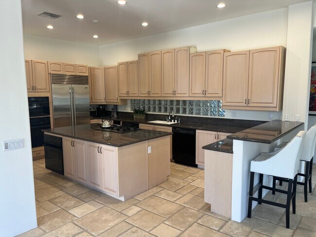 Building Photo - 45540 Cielito Dr