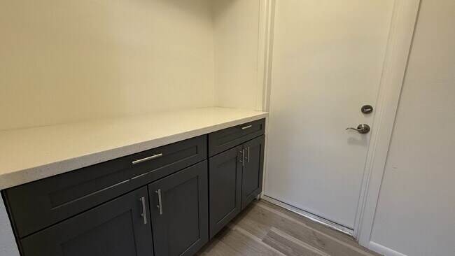 Building Photo - Beautiful Updated Kitchen ,  Large Backyar...