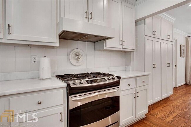 Building Photo - 1042 Northcliffe Dr NW