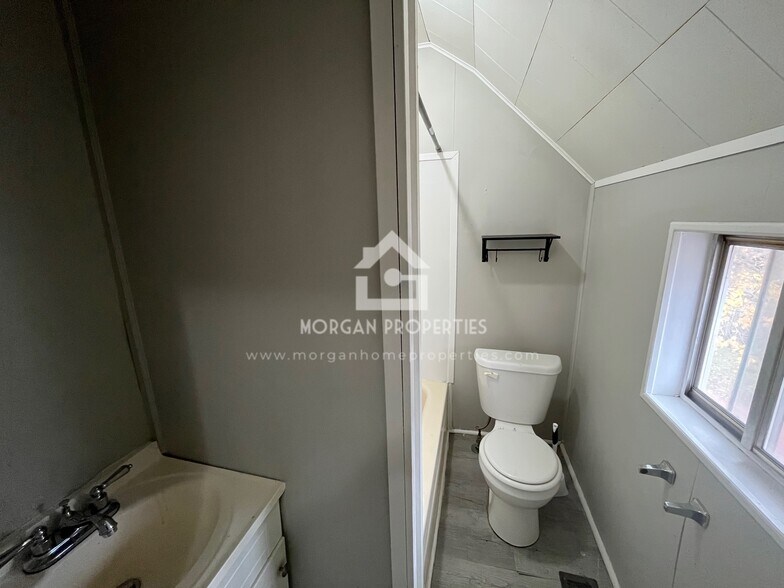 Building Photo - 1104 Thornburg St