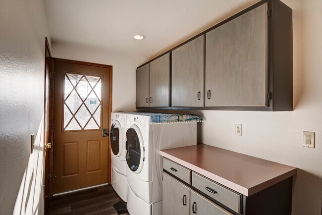 Building Photo - 3 Bedroom 2.5 bathroom spacious home with views of marina and downtown Oak Harbor