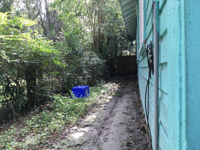 Building Photo - Large 4 Bedroom, 2 Bathroom House