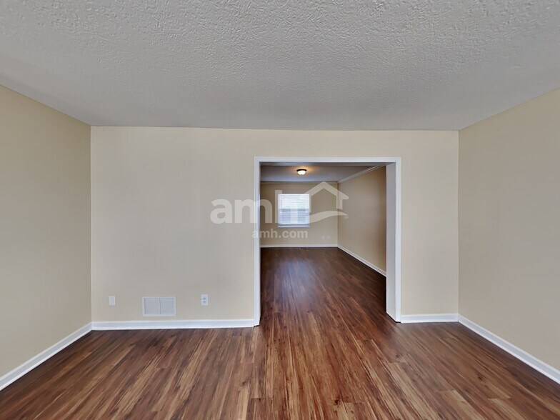 Building Photo - 900 Suntree Dr
