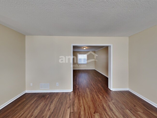 Building Photo - 900 Suntree Dr