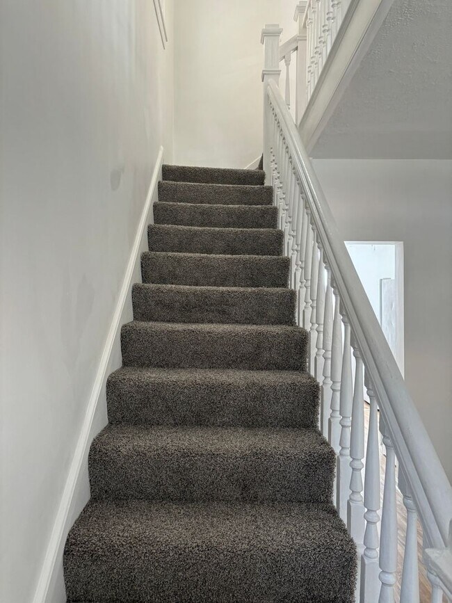 Building Photo - 814 W Beverley St