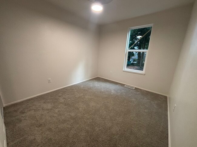 Building Photo - 4435 Fir Dr NE