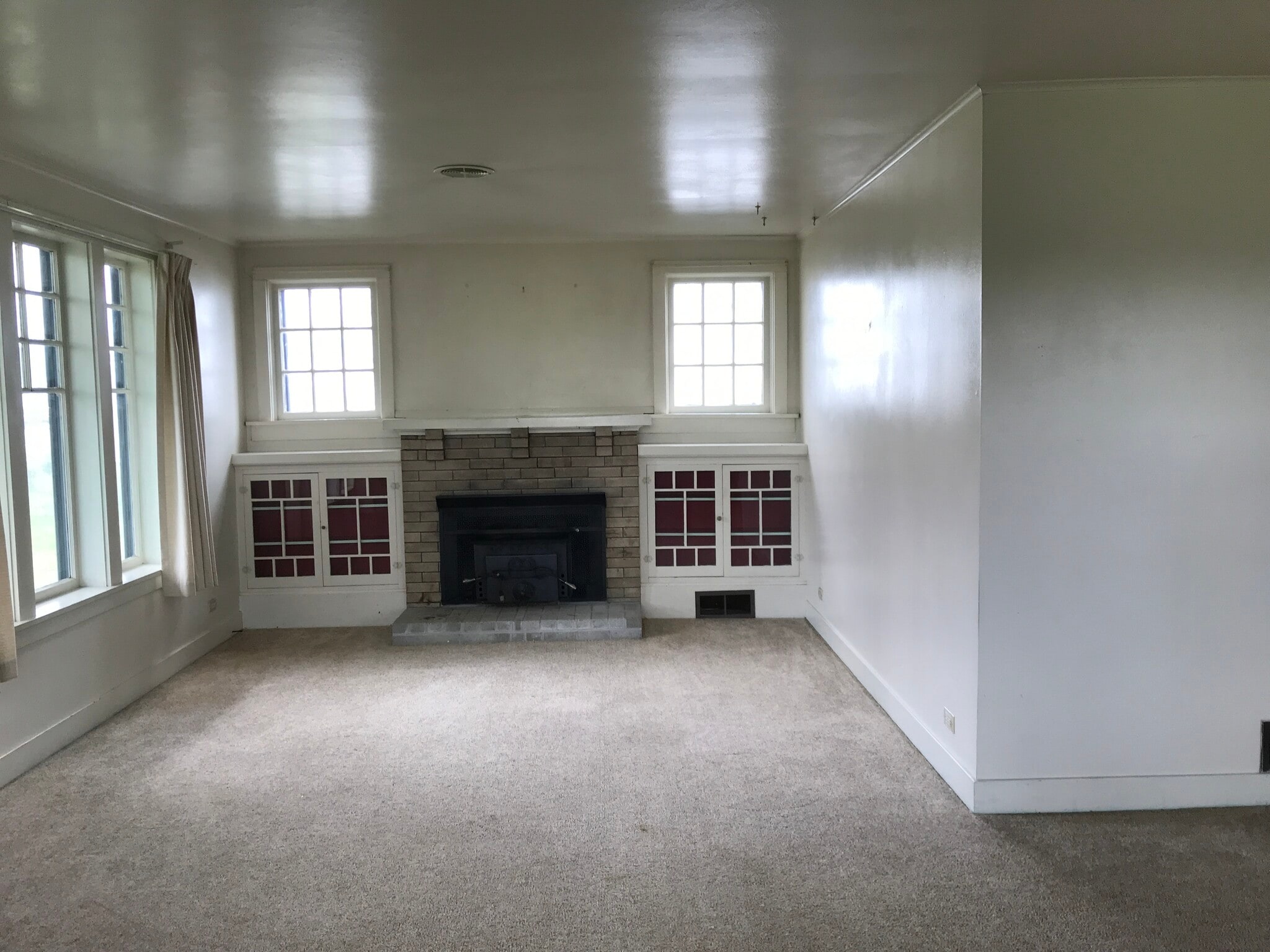 Living room - 615 W Main St