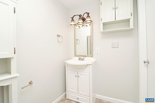 Building Photo - 573 Southampton Ct