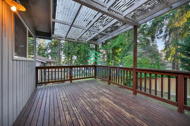 Building Photo - Welcome to this beautifully located 4-bedroom, 2-bath