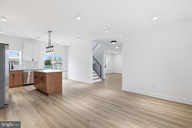 Building Photo - 65 Oaktree Dr