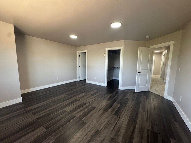 Building Photo - Modern 3 bedroom townhouse