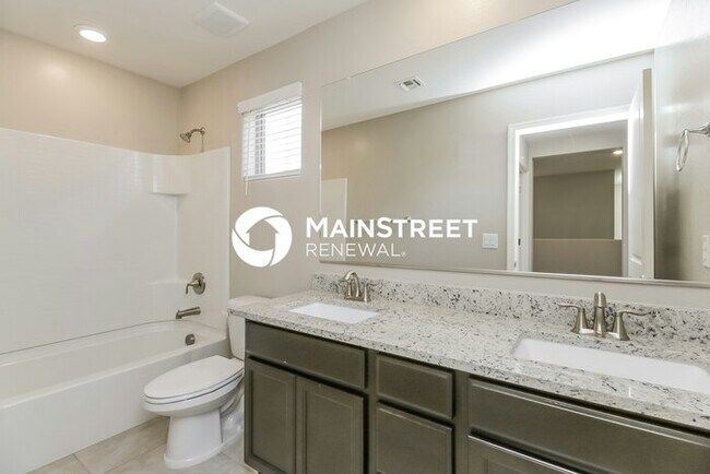Building Photo - 4 Bedroom Pet-Friendly Home in Phoenix, AZ with Main Street Renewal