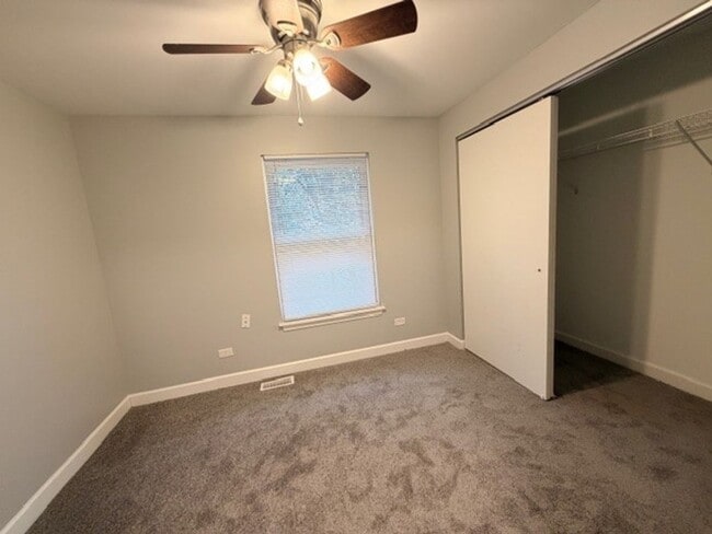 Building Photo - Large 3 Bedroom 1 Bath Townhome