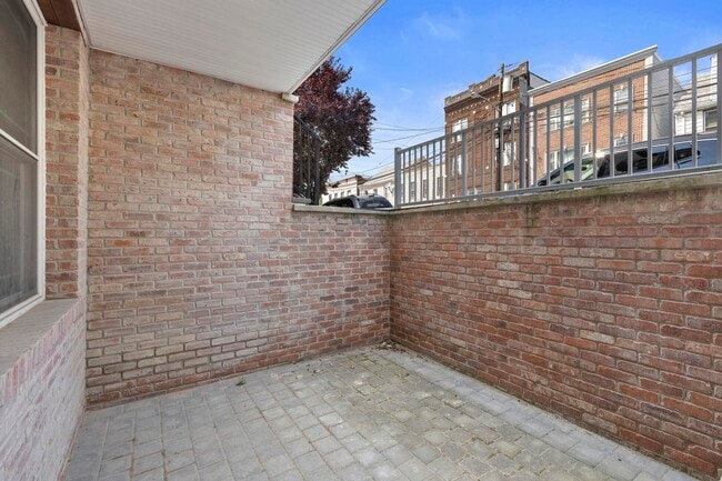 Building Photo - 71 Beacon Ave