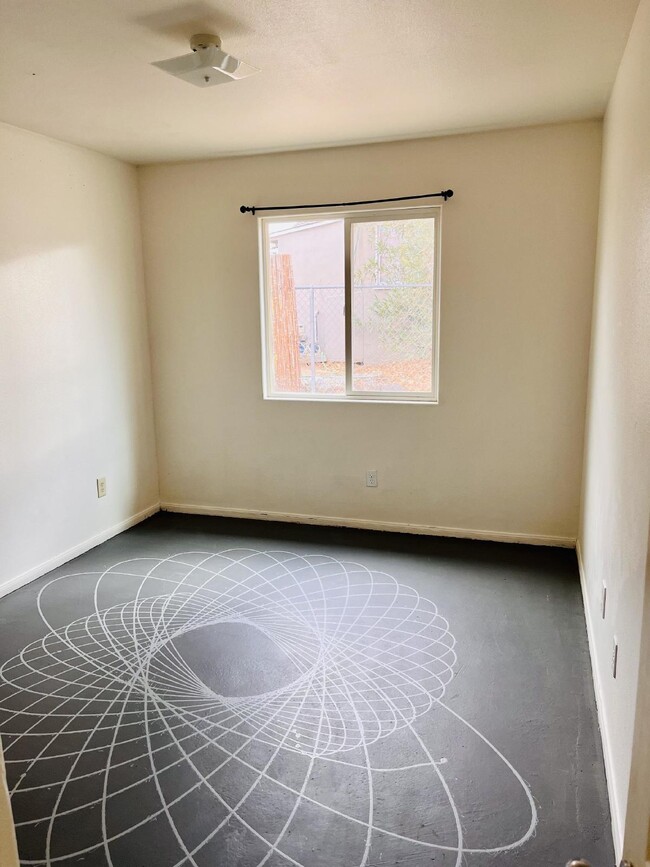 Building Photo - 4 Bedroom, 2 Bath Home with Attached Garag...