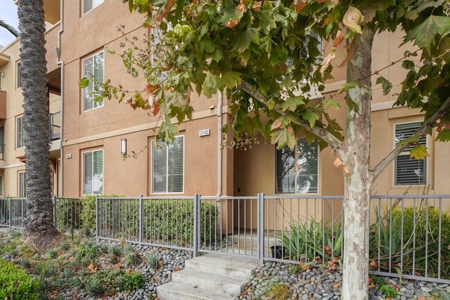 Building Photo - Prime Location! RARE Opportunity to LEASE 4/3.5 Spacious TownHome IN GARDEN GROVE!