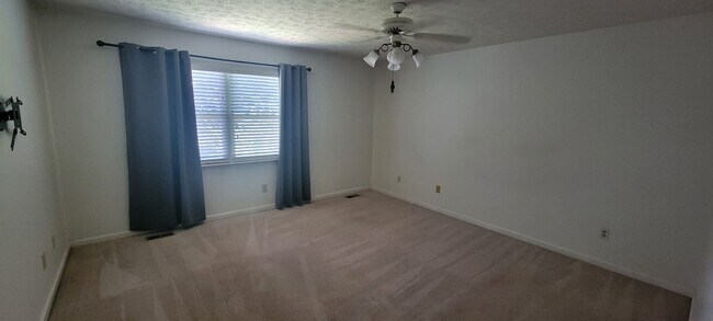 Building Photo - Knoxville 37923 - 2 bed 2.5 bath condo - c...